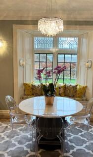 KITCHEN / DINING