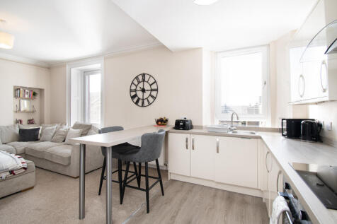 Breakfasting Kitchen to Lounge