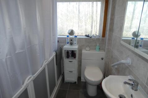 FAMILY SHOWER ROOM