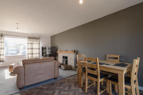 Dining Area to Lounge