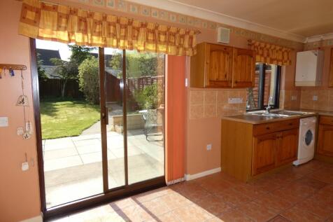 KITCHEN / DINING