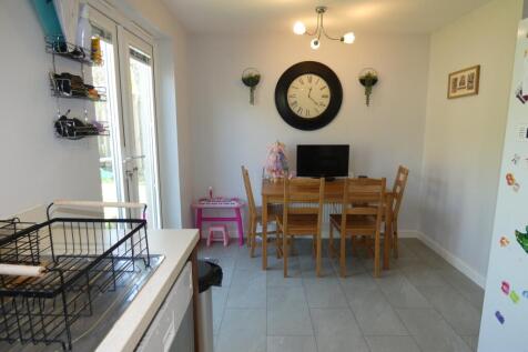 KITCHEN / DINING