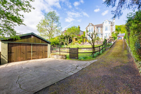 Detached Garage/Driveway