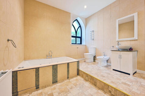 Family Bathroom 1