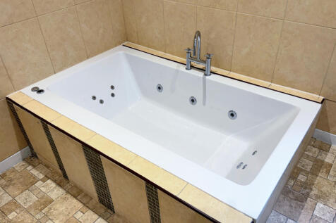 Family Bathroom 4