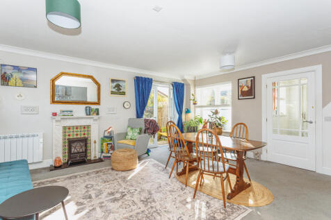 Lounge/Dining Area