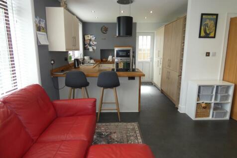 KITCHEN / DINING