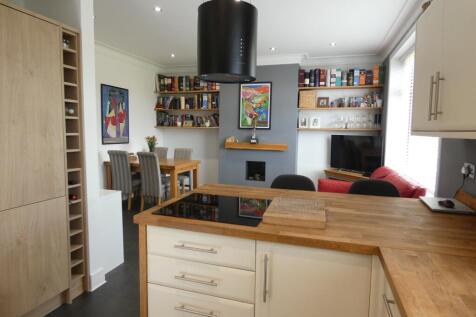 KITCHEN / DINING