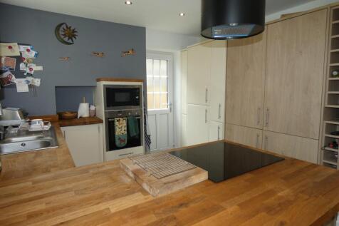 KITCHEN / DINING