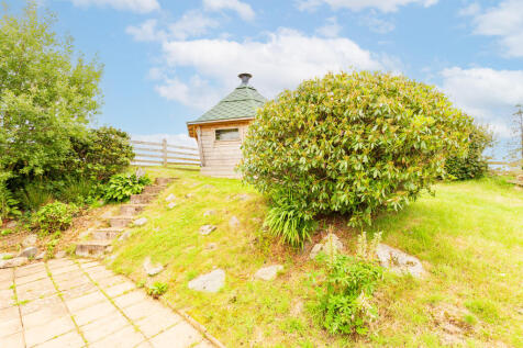 Rear Garden &amp; Shepherd&#39;s Hut