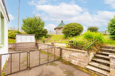 Rear Garden &amp; Shepherd&#39;s Hut