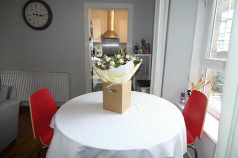 LOUNGE / DINING