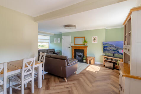 Dining Area to Lounge