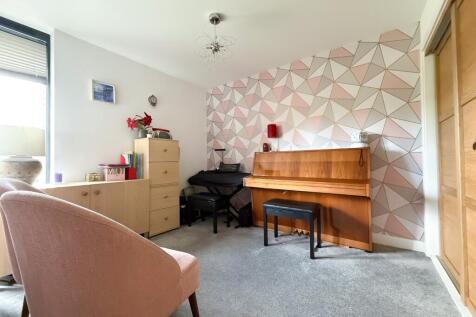 Reception/Bedroom 3