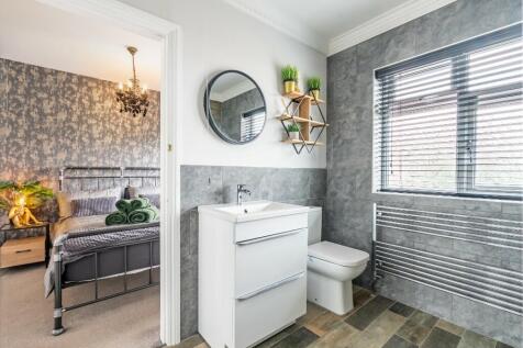 Bedroom/Bathroom