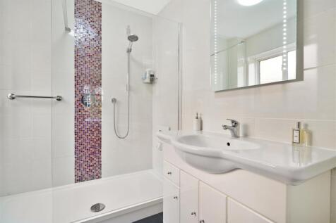 Flat 3_ Bermuda House - bathroom photo.jpg