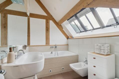 bed one en-suite bathroom.jpg