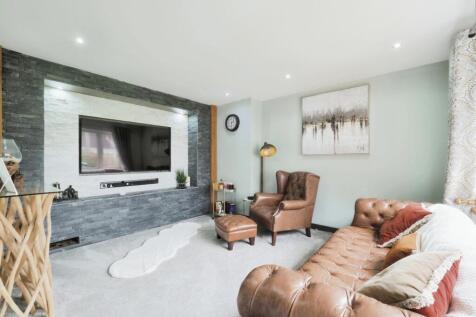 Applegarthhighstreetretforddn220bn-001