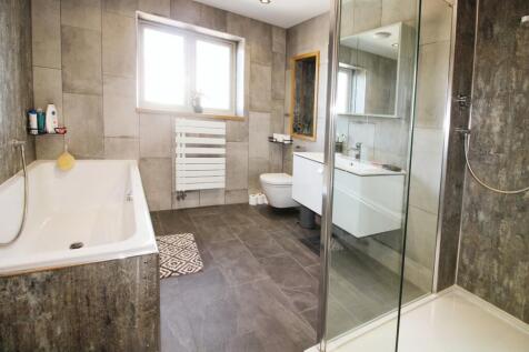 Family Bathroom..JPG