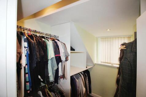 Walk in wardrobe in master.JPG