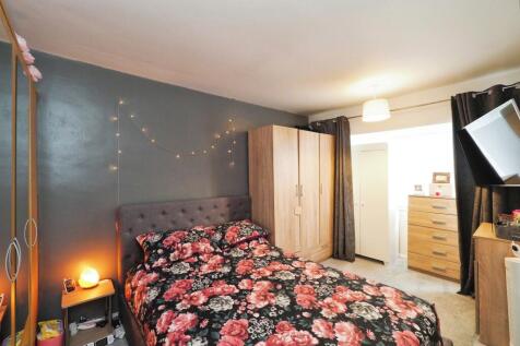 Great Sized Double bedroom with Bay Window space