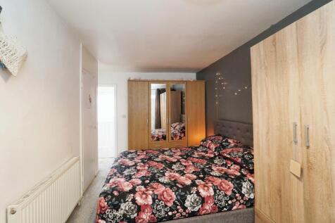 Great Sized Double bedroom with Bay Window space