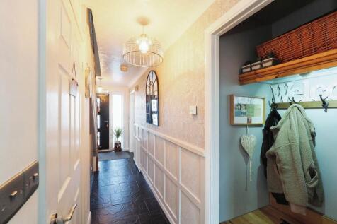 Very welcoming hallway with WC and storage Nook