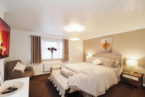 Very generous master bedroom with en suite.