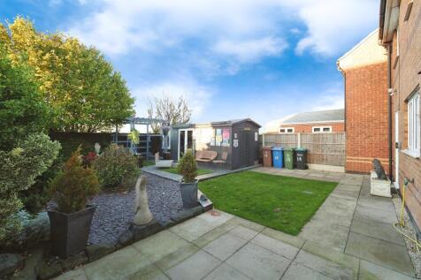 Great sized rear garden with Workshop/Cabin