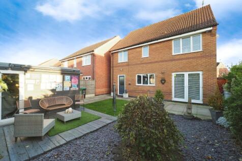Great sized rear garden with Workshop/Cabin