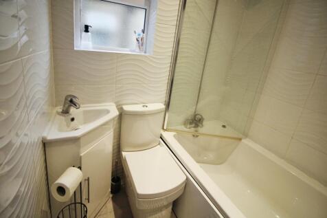 Family bathroom.JPG