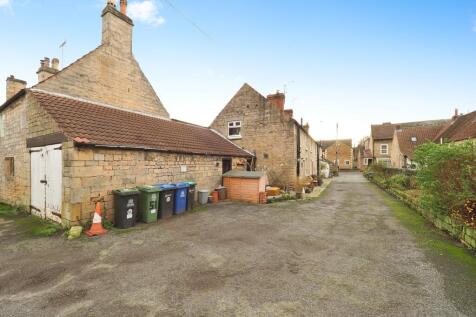 Quaint Yard and Outbuilding