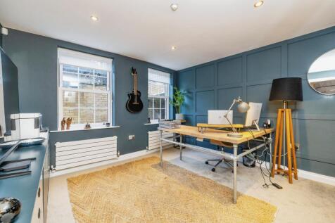 Bedroom 6 / Office