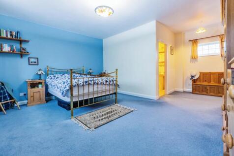 Master Bedroom (En-Suite)