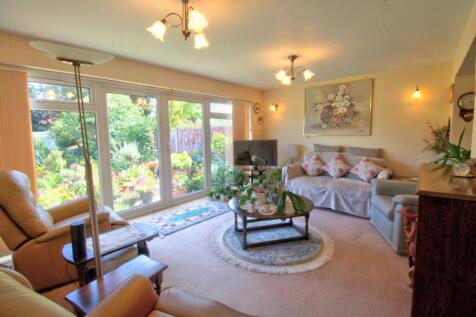 LIVING ROOM AREA (L)