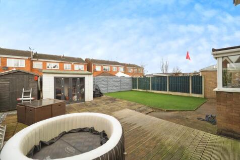 Fantastic Sized Garden with Deck/Patio and Lawn