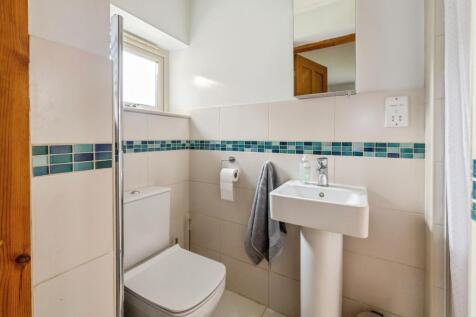 Ensuite to bedroom 2