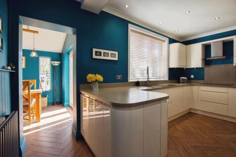 Sleek and Stylish Kitchen with Integrated Appliances
