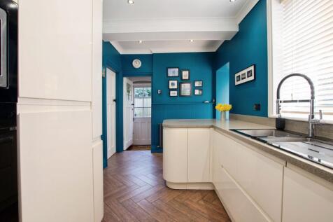 Sleek and Stylish Kitchen with Integrated Appliances
