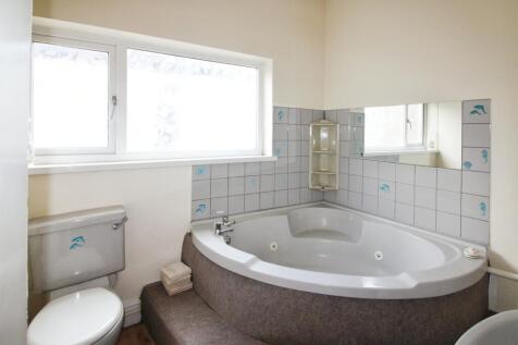 Upstairs bathroom 2.JPG