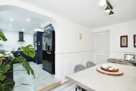 Kitchen / Dining Area