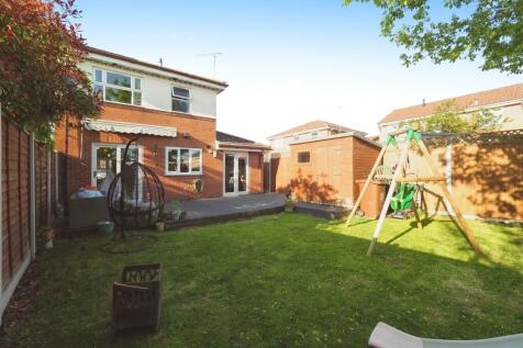 Large Family Garden with Deck
