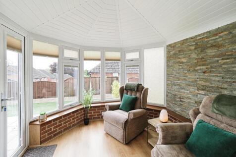 Large Conservatory with feature wall