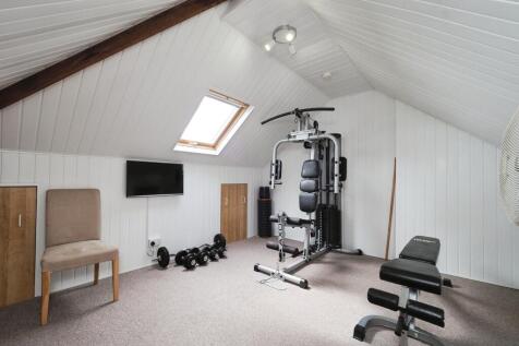 Versatile loft room with eave storage