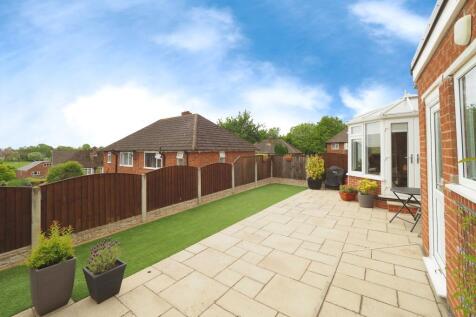 Spacious, South facing and Sunny rear garden - Patio and artificial lawn