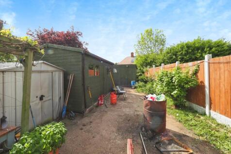 Large Top of Garden with Sheds
