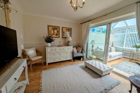 Dining Room / 2nd Lounge