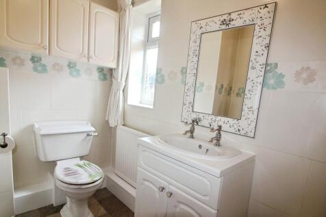 Bathroom..JPG