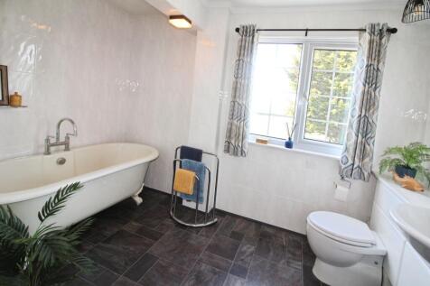 Bathroom..JPG