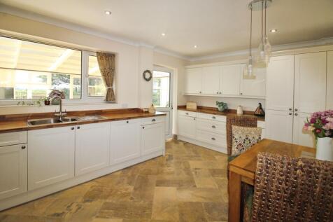 Kitchen...JPG